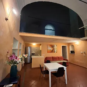 https://appartamento-in-centro-storico-borgo-albizi-27.it-tuscanyhotel.com
